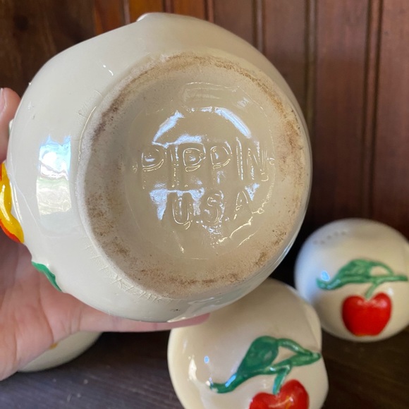 Pippin USA Pottery Apple Sugar bowl l, creamer and salt/pepper shakers. - Picture 2 of 2